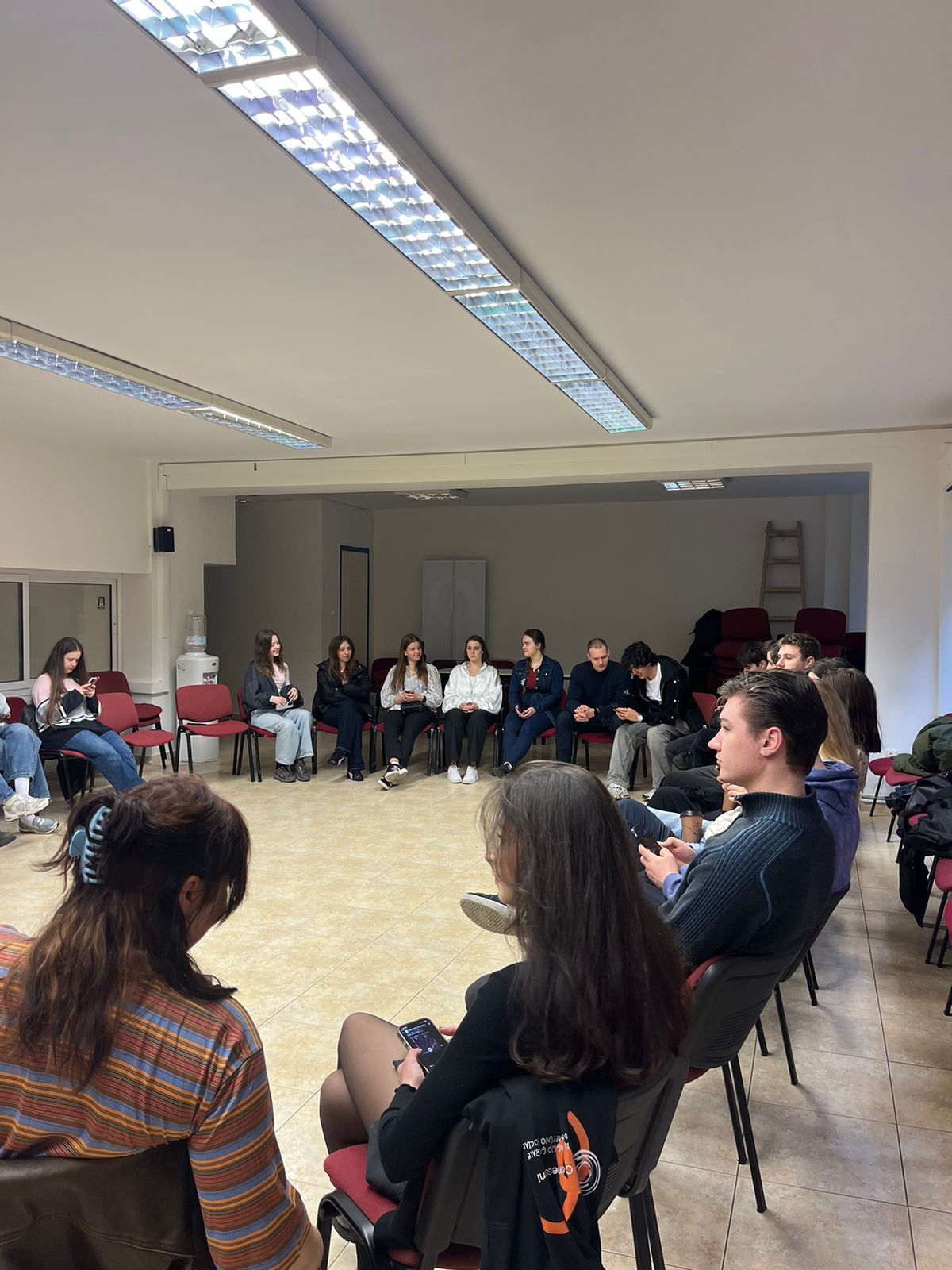 Read more about the article Mladi iz sedam zemalja gradili mostove mira kroz umetnost u Solunu